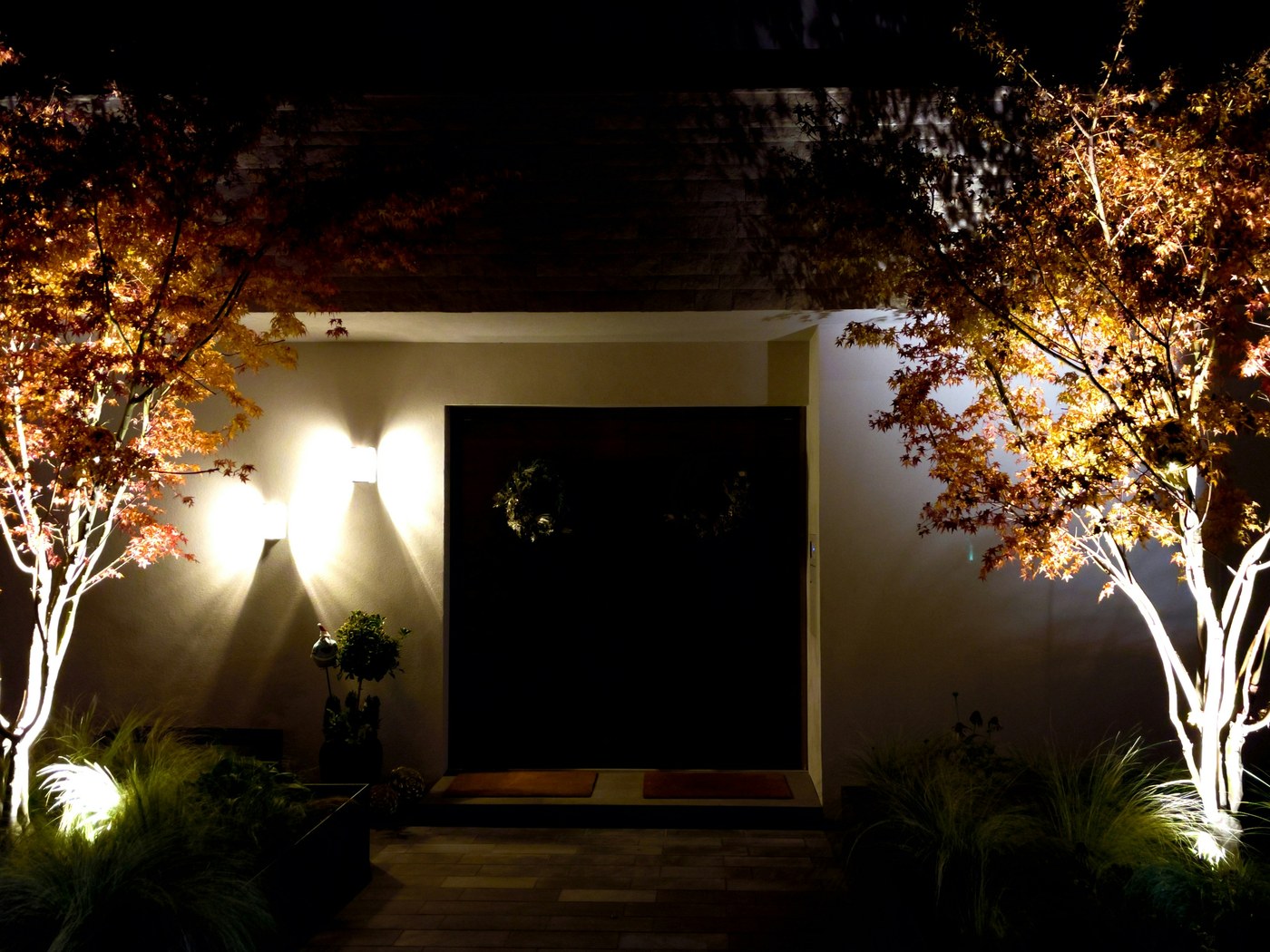 Jardin éclairé la nuit avec mise en lumière douce
